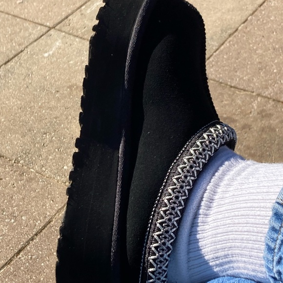 BLACK TAZZ UGGS - Picture 8 of 8